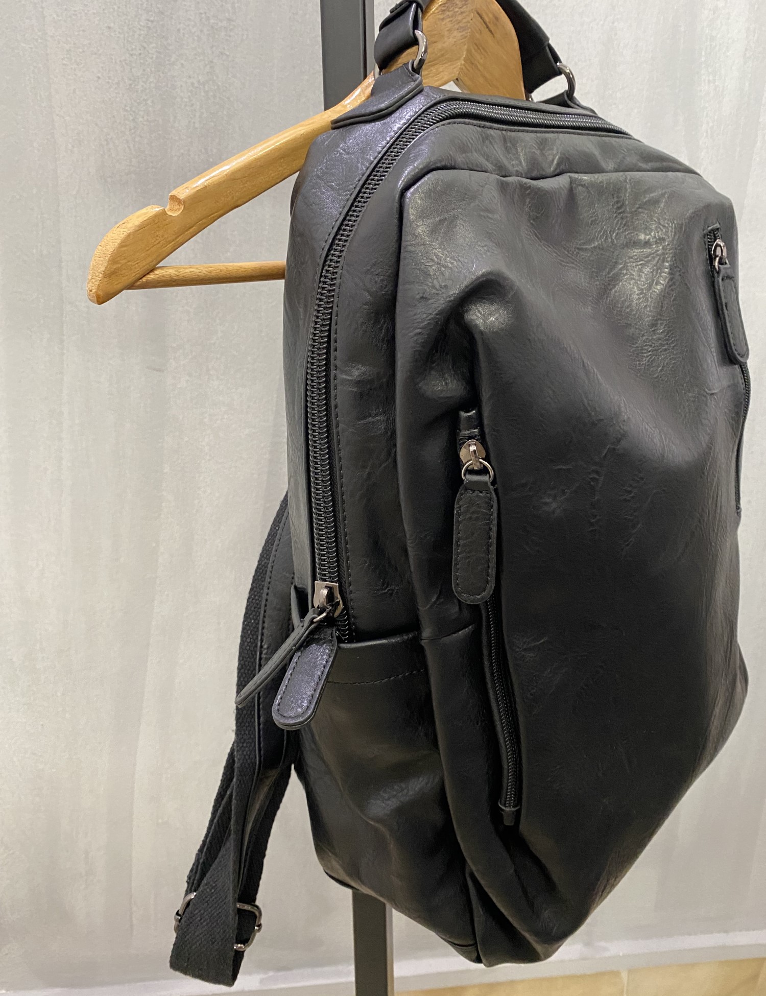 Ανδρικό μαύρο σακίδιο πλάτης με εξωτερικές τσέπες PB0930M φωτογραφία